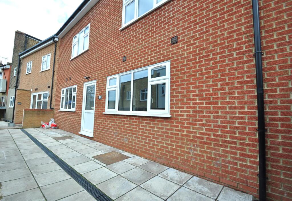 4 bed 1st Floor Flat for rent in Woolwich. From Parris Residential