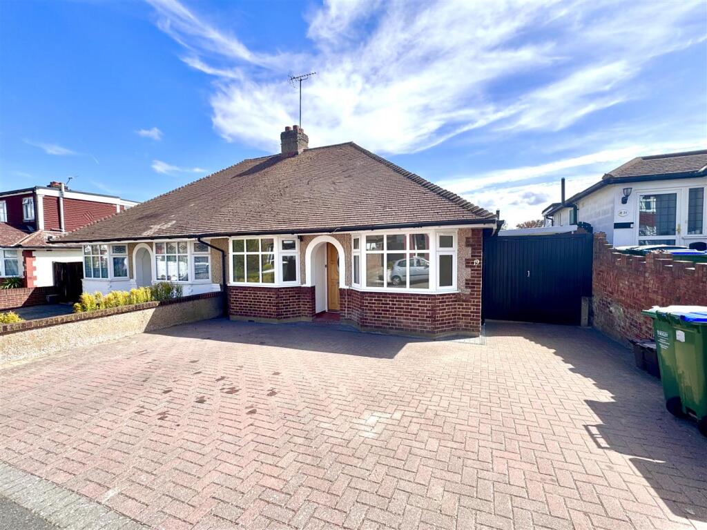 2 bed Semi-detached bungalow for rent in Erith. From Parris Residential 2 bed Semi-detached bungalow for rent in Erith. From Parris Residential