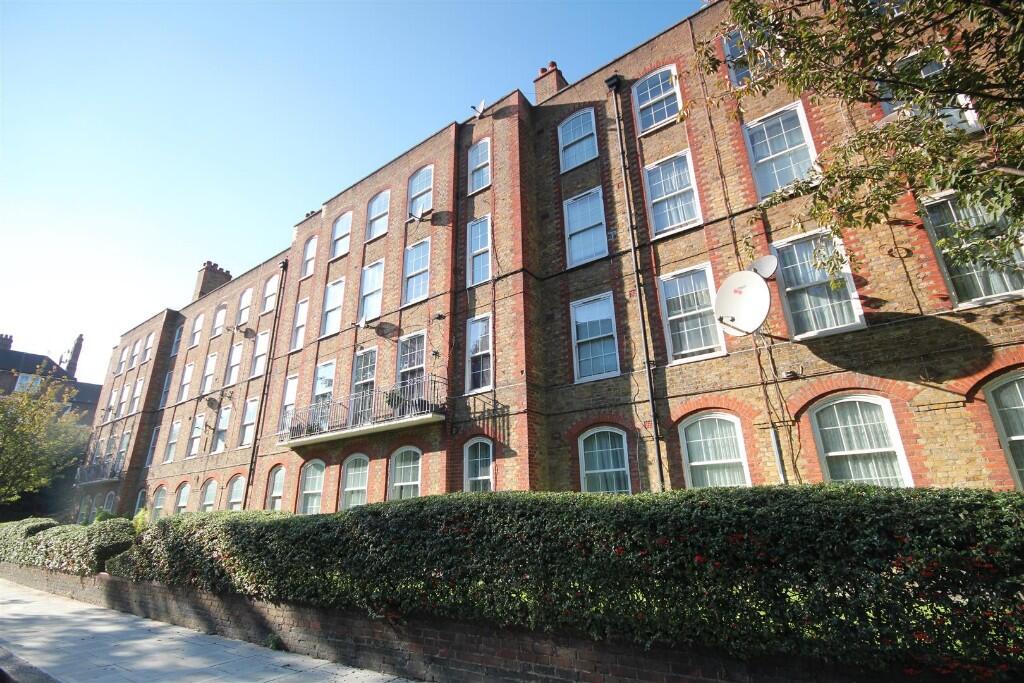 3 bed 1st Floor Flat for rent in London. From Oppida - Surrey Quays - Lettings