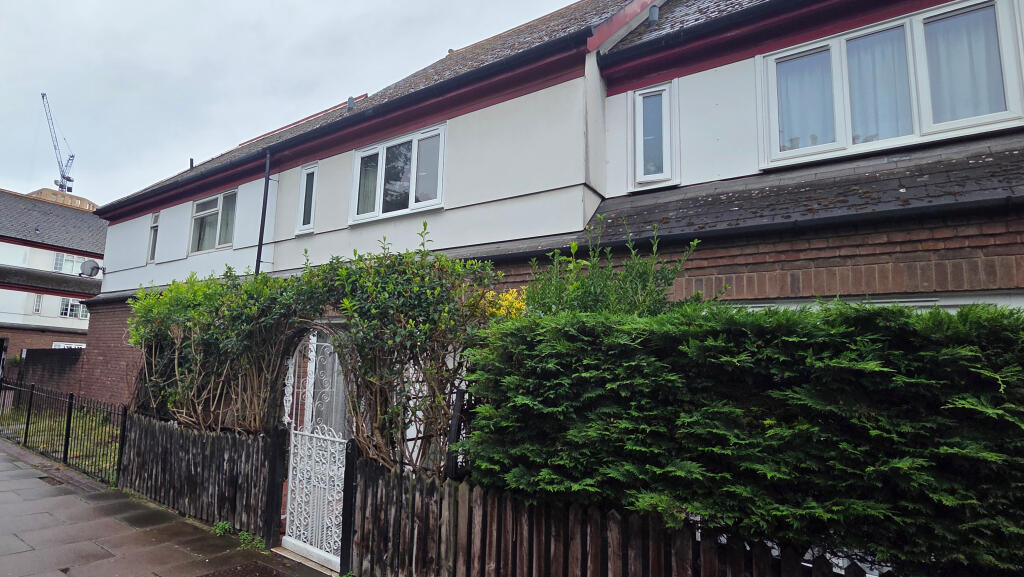 3 bed Mid Terraced House for rent in London. From Oppida - Surrey Quays - Lettings