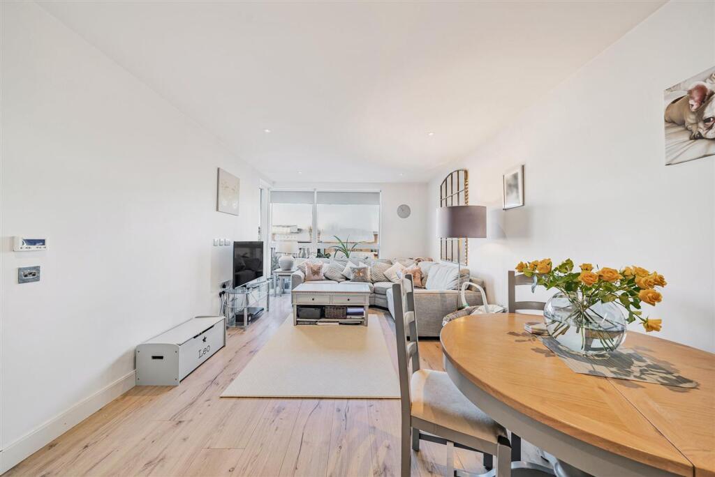 2 bed 1st Floor Flat for rent in Hornsey. From Oakwood - Stoke Newington
