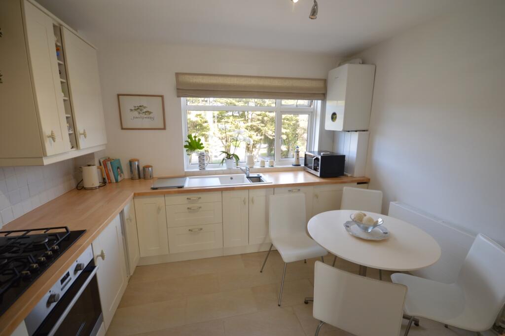 2 bed Apartment for rent in Milford on Sea. From Hayward Fox - Lymington