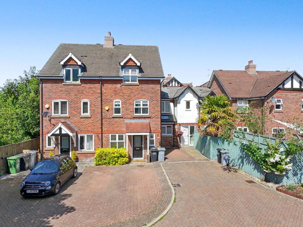 3 bed Town House for rent in Alderley Edge. From Michael J Chapman - Alderley Edge