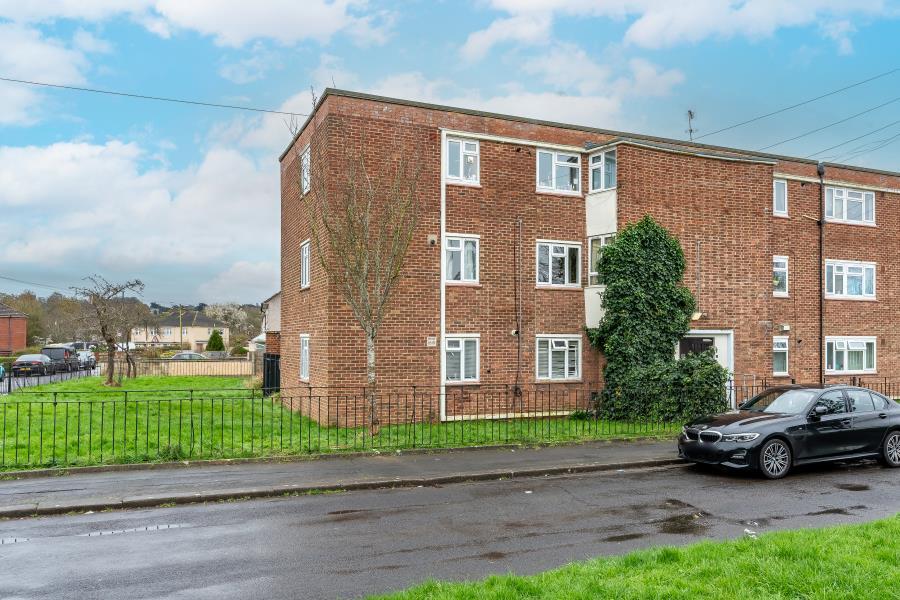 2 bed 1st Floor Flat for rent in Hallen. From Ocean - Land & New Homes