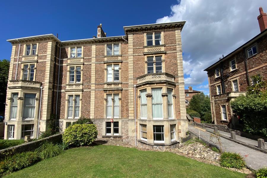 2 bed 1st Floor Flat for rent in Leigh Woods. From Ocean - Land & New Homes