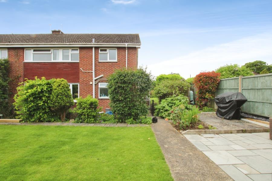 2 bed 1st Floor Flat for rent in Hallen. From Ocean - Land & New Homes