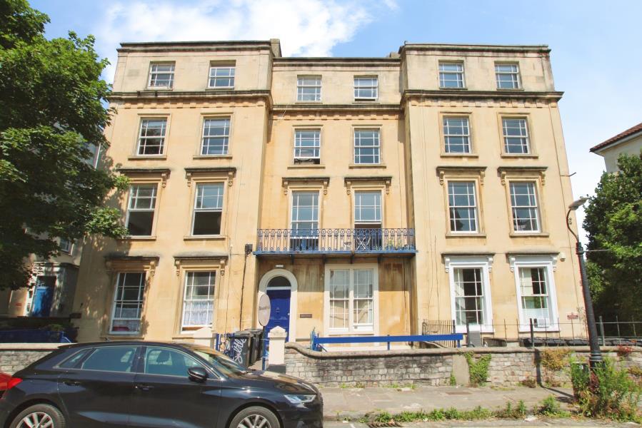 2 bed 1st Floor Flat for rent in Leigh Woods. From Ocean - Land & New Homes