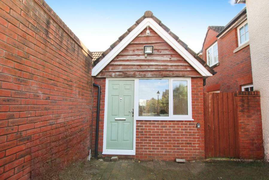 0 bed Studio for rent in Broomhill. From Ocean - Downend