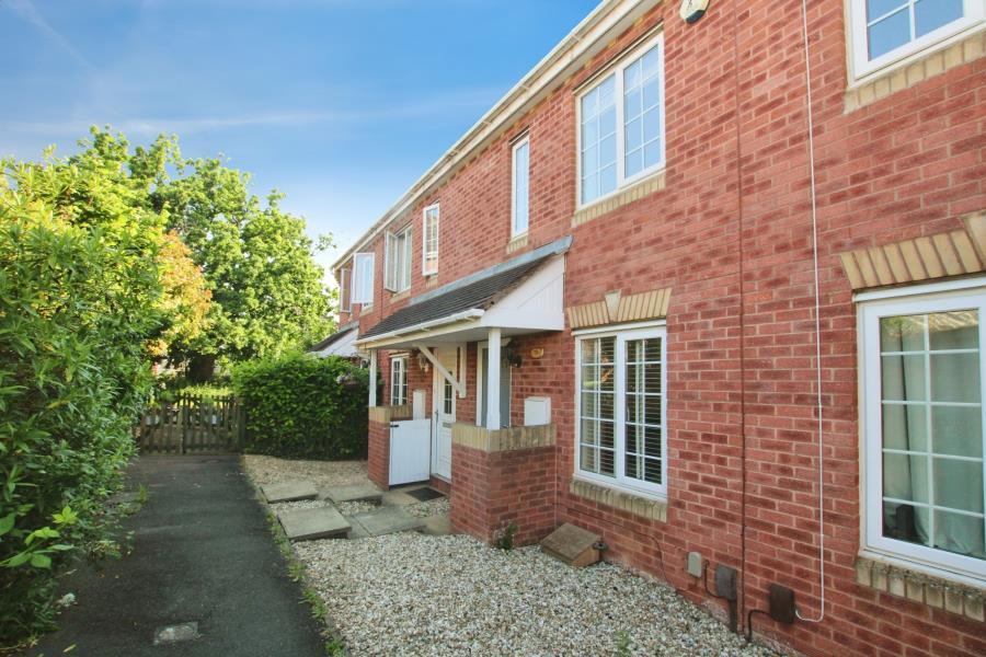 2 bed Mid Terraced House for rent in Shortwood. From Ocean - Downend