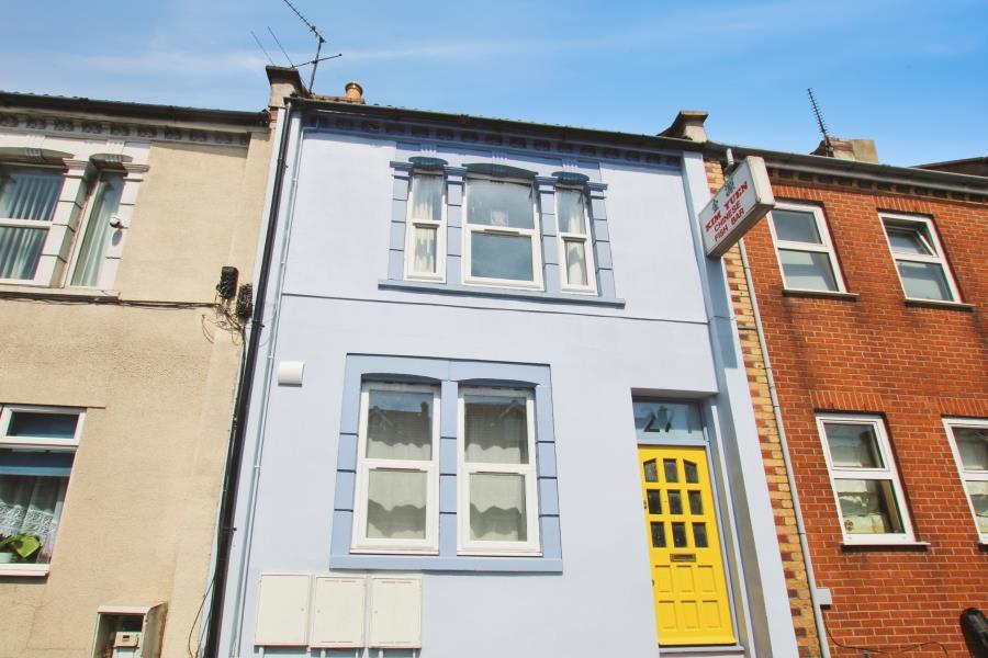 2 bed 1st Floor Flat for rent in Crofts End. From Ocean - Downend