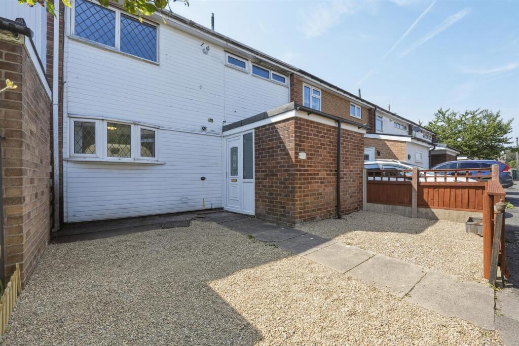 3 bed Mid Terraced House for rent in Macclesfield. From Holden & Prescott - Macclesfield