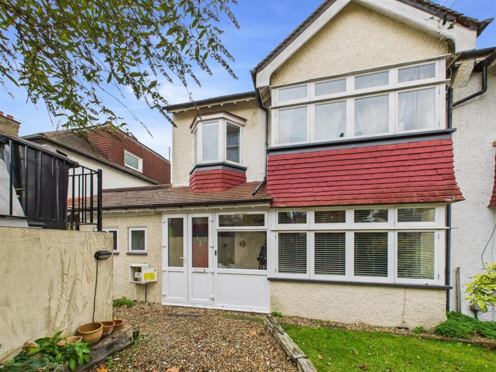 4 bed Semi Detached for rent in Coulsdon. From Daniel Adams Estate Agents - Coulsdon 4 bed Semi Detached for rent in Coulsdon. From Daniel Adams Estate Agents - Coulsdon
