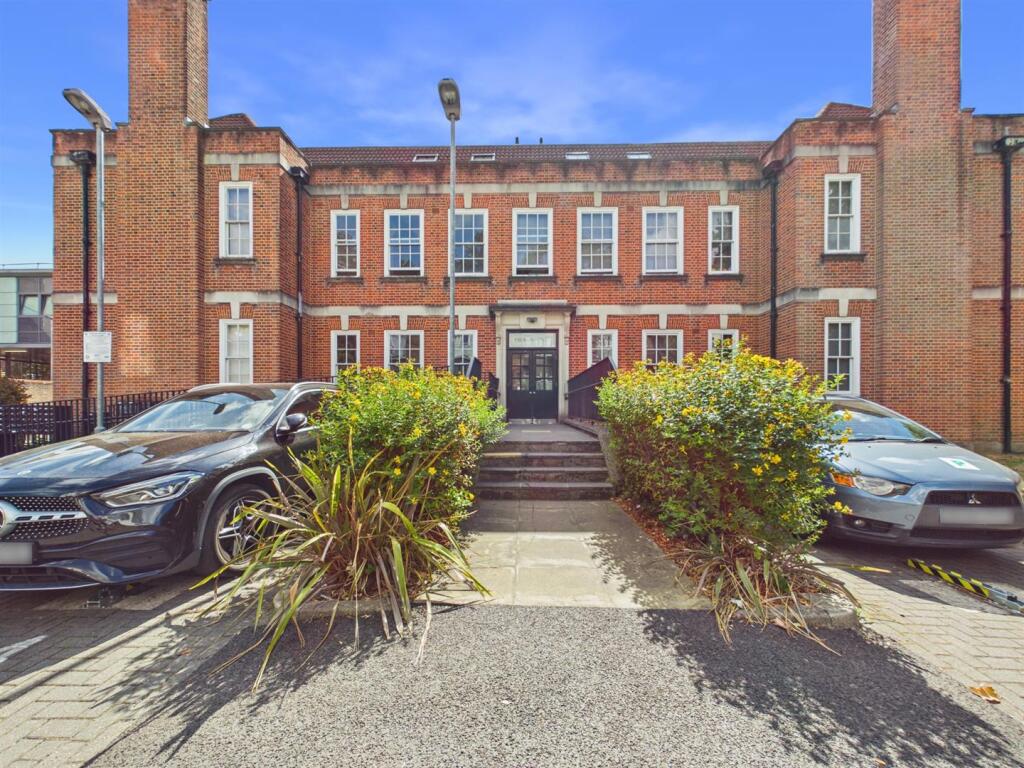 1 bed 1st Floor Flat for rent in Purley. From Daniel Adams Estate Agents - Coulsdon