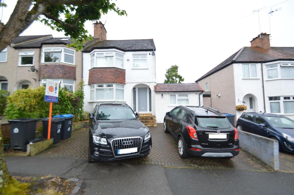 4 bed Detached for rent in Coulsdon. From Daniel Adams Estate Agents - Coulsdon 4 bed Detached for rent in Coulsdon. From Daniel Adams Estate Agents - Coulsdon