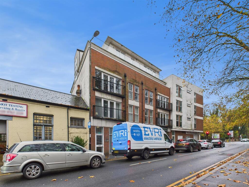 2 bed 1st Floor Flat for rent in Coulsdon. From Daniel Adams Estate Agents - Coulsdon 2 bed 1st Floor Flat for rent in Coulsdon. From Daniel Adams Estate Agents - Coulsdon