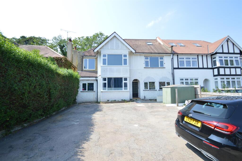 1 bed 1st Floor Flat for rent in Coulsdon. From Daniel Adams Estate Agents - Coulsdon 1 bed 1st Floor Flat for rent in Coulsdon. From Daniel Adams Estate Agents - Coulsdon