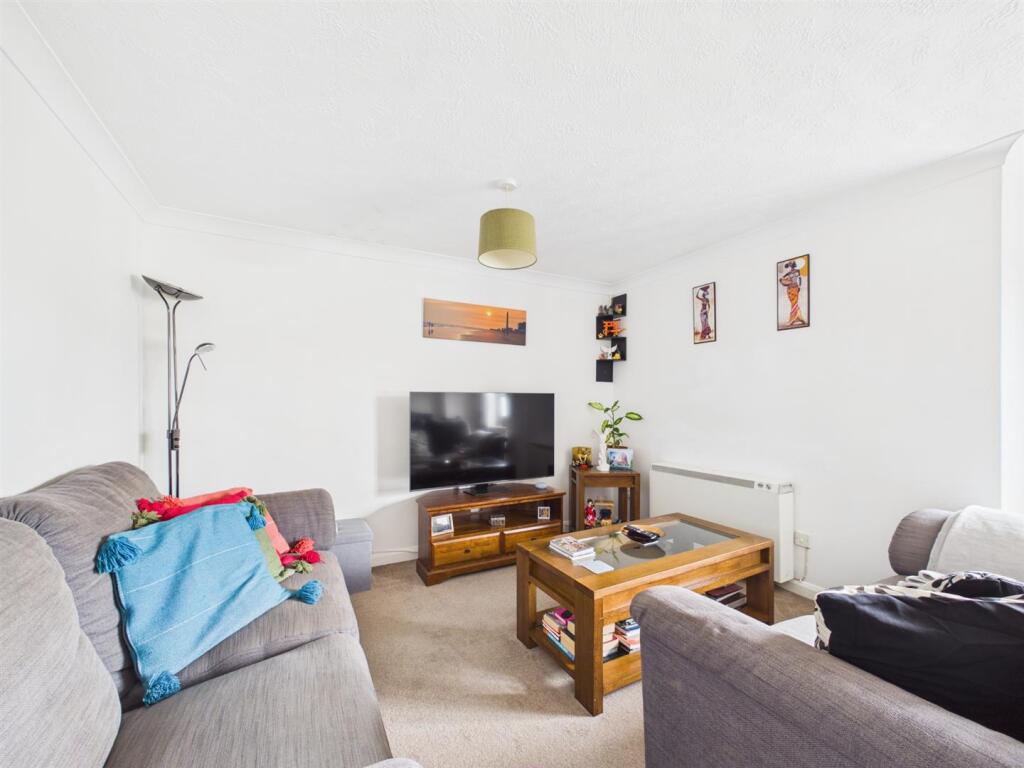 1 bed 1st Floor Flat for rent in Redhill. From Daniel Adams Estate Agents - Coulsdon 1 bed 1st Floor Flat for rent in Redhill. From Daniel Adams Estate Agents - Coulsdon