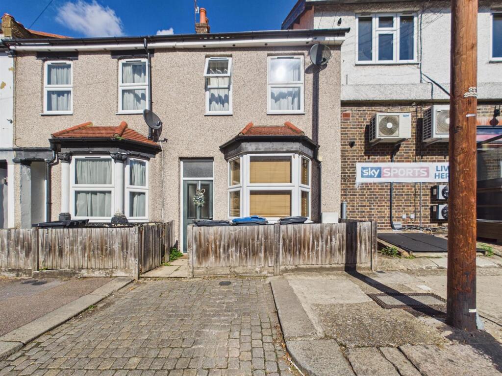 2 bed Mid Terraced House for rent in Coulsdon. From Daniel Adams Estate Agents - Coulsdon 2 bed Mid Terraced House for rent in Coulsdon. From Daniel Adams Estate Agents - Coulsdon