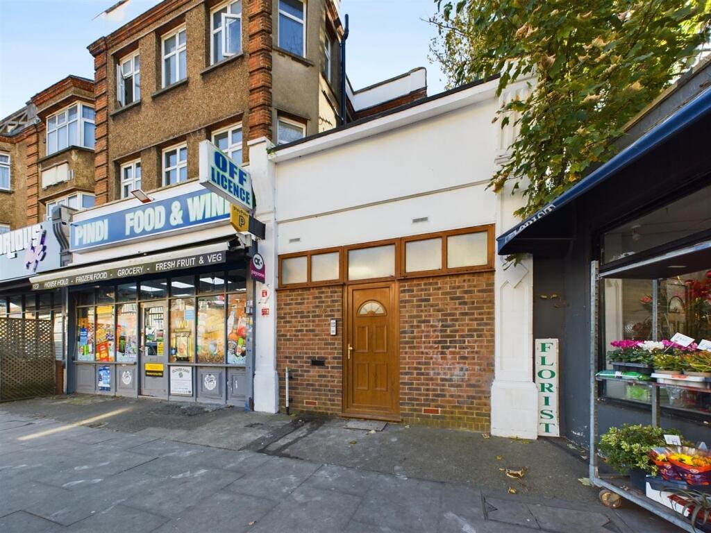 2 bed 1st Floor Flat for rent in Coulsdon. From Daniel Adams Estate Agents - Coulsdon