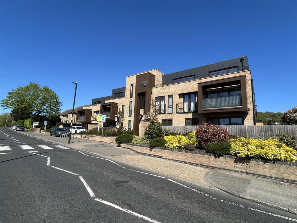 2 bed 1st Floor Flat for rent in Tarpots. From Countryside Estates - Countryside Estates