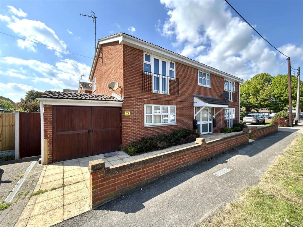 2 bed 1st Floor Flat for rent in Tarpots. From Countryside Estates - Countryside Estates