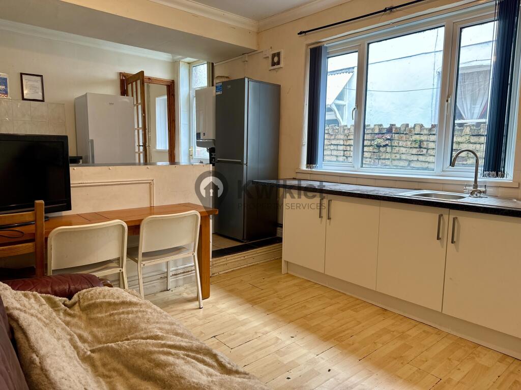 6 bed Mid Terraced House for rent in Pontypridd. From Kwiklet Property Services - Treforest