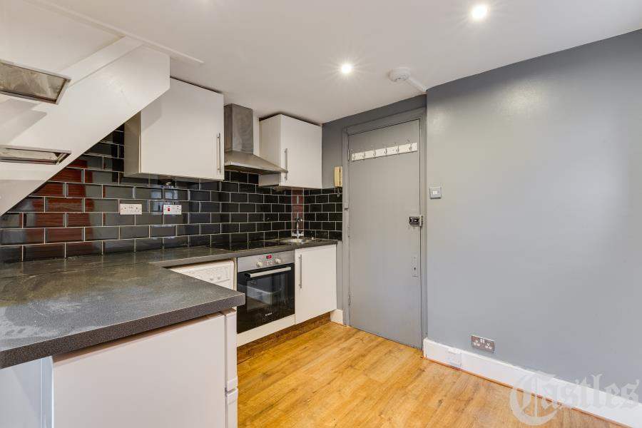 4 bed 1st Floor Flat for rent in Stoke Newington. From Castles Estate Agents - Hackney - Lettings