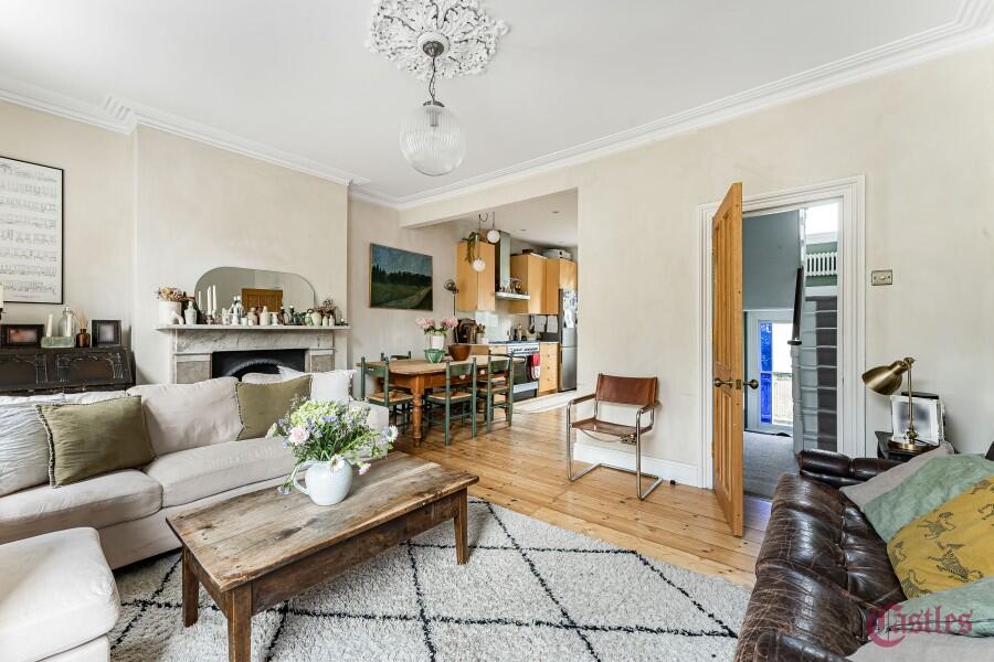 3 bed 1st Floor Flat for rent in Hackney. From Castles Estate Agents - Hackney - Lettings
