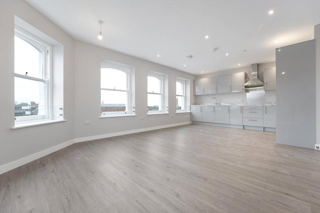 3 bed Apartment for rent in Carshalton. From Burn and Warne 3 bed Apartment for rent in Carshalton. From Burn and Warne