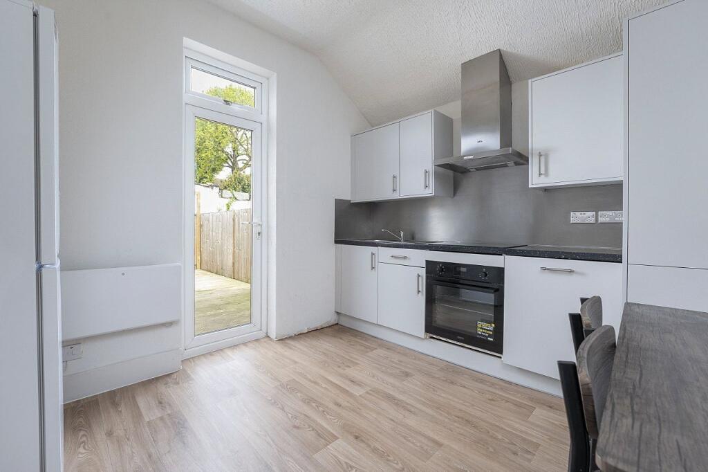 2 bed Apartment for rent in Carshalton. From Burn and Warne 2 bed Apartment for rent in Carshalton. From Burn and Warne