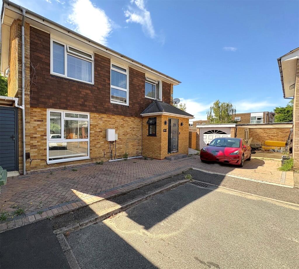 4 bed Detached for rent in Carshalton. From Burn and Warne 4 bed Detached for rent in Carshalton. From Burn and Warne