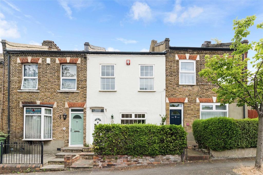 2 bed Mid Terraced House for rent in Carshalton. From Burn and Warne 2 bed Mid Terraced House for rent in Carshalton. From Burn and Warne