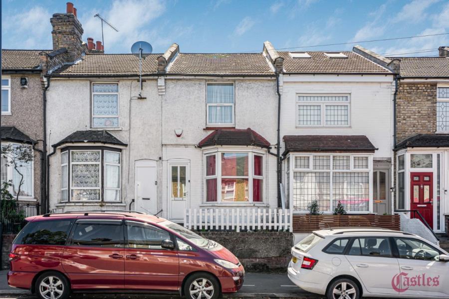 3 bed Mid Terraced House for rent in Wood Green. From Castles Estate Agents - Palmers Green - Lettings
