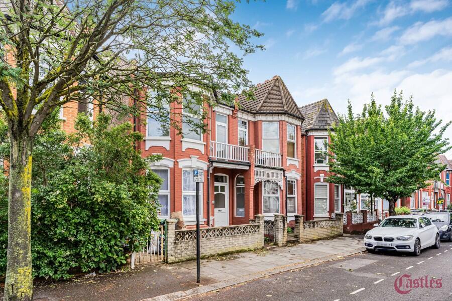 3 bed 1st Floor Flat for rent in Wood Green. From Castles Estate Agents - Palmers Green - Lettings