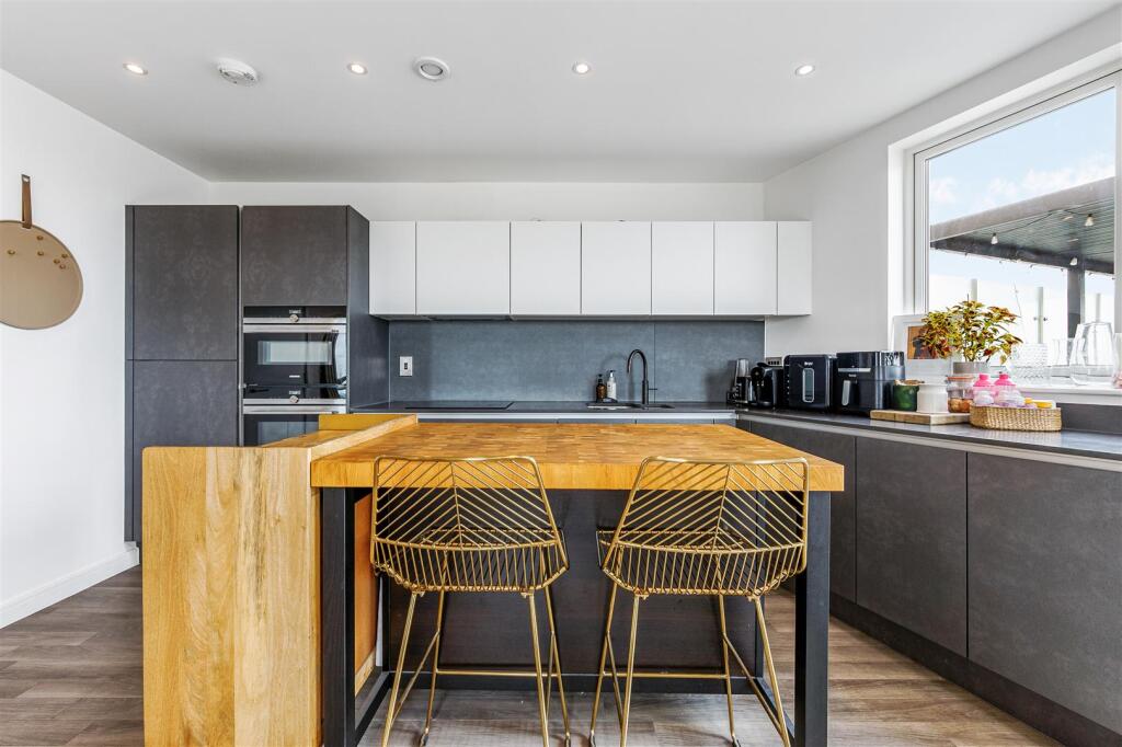 2 bed 1st Floor Flat for rent in London. From Aston Rowe - Acton