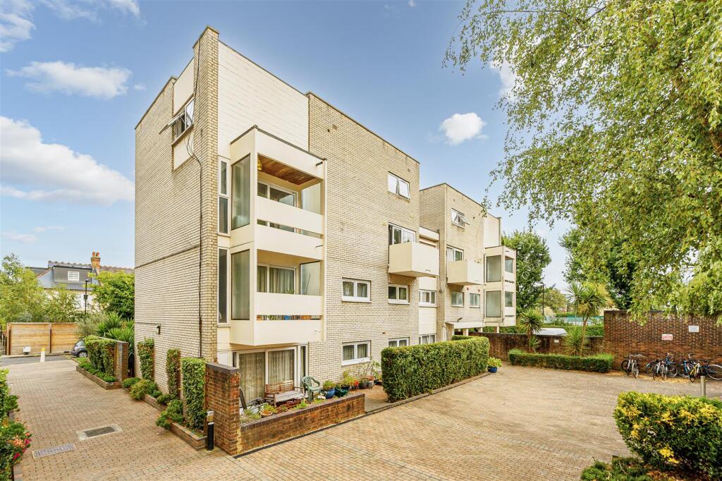 2 bed 1st Floor Flat for rent in London. From Aston Rowe - Acton