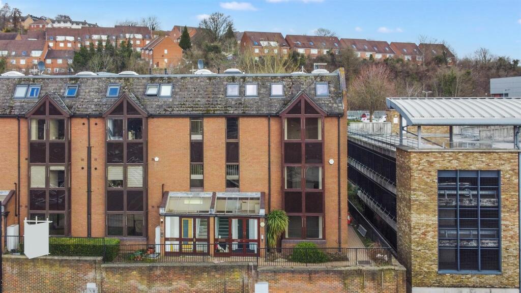 2 bed 1st Floor Flat for rent in Downley. From Aston Rowe - Acton