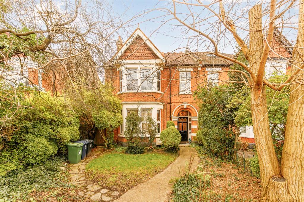 4 bed 1st Floor Flat for rent in Acton. From Aston Rowe - Acton