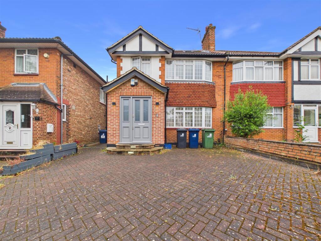 5 bed Detached for rent in London. From Aston Rowe - Acton 5 bed Detached for rent in London. From Aston Rowe - Acton