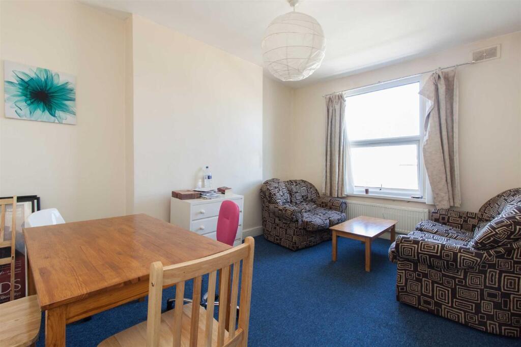 4 bed 1st Floor Flat for rent in London. From Aston Rowe - Acton 4 bed 1st Floor Flat for rent in London. From Aston Rowe - Acton