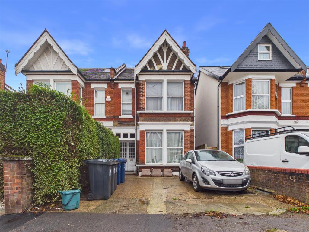 3 bed 1st Floor Flat for rent in Acton. From Aston Rowe - Acton 3 bed 1st Floor Flat for rent in Acton. From Aston Rowe - Acton