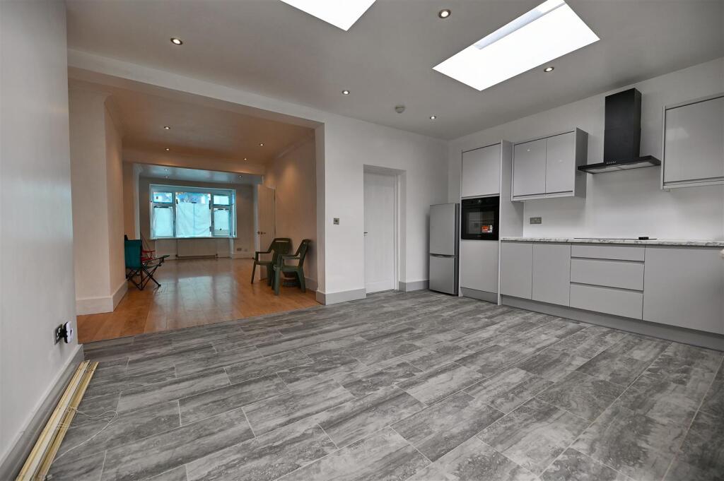 4 bed Semi Detached for rent in Ilford. From Arbon & Miller - Barkingside