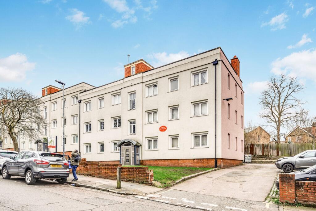 3 bed 1st Floor Flat for rent in Woolwich. From John Payne - Blackheath Standard