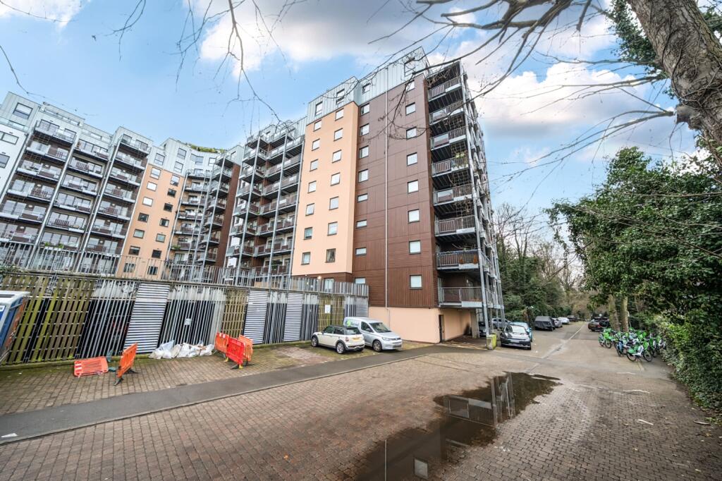 3 bed 1st Floor Flat for rent in Greenwich. From John Payne - Blackheath Standard 3 bed 1st Floor Flat for rent in Greenwich. From John Payne - Blackheath Standard