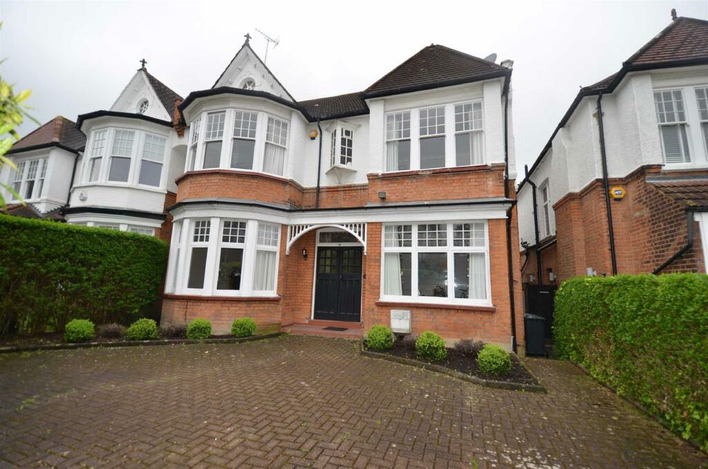 4 bed Detached House for rent in Friern Barnet. From Real Estates