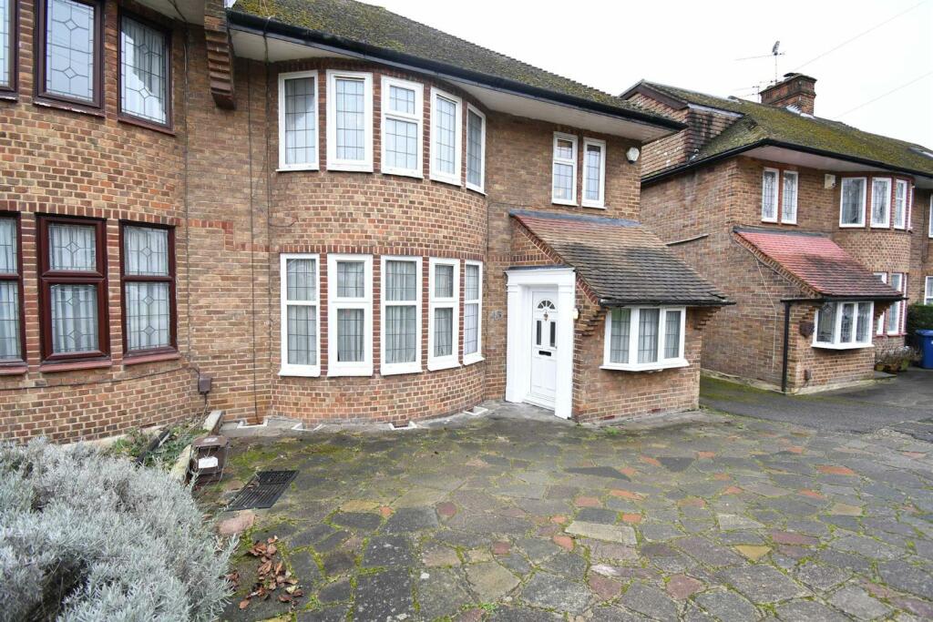3 bed Semi-Detached House for rent in Friern Barnet. From Real Estates