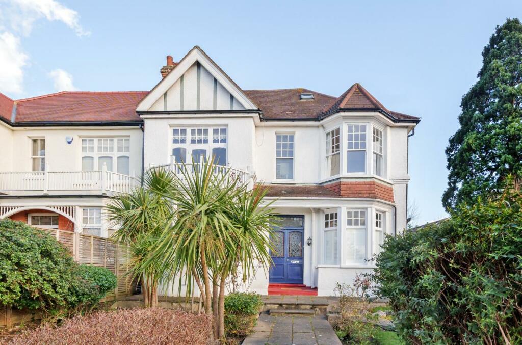 5 bed Semi-Detached House for rent in Friern Barnet. From Real Estates