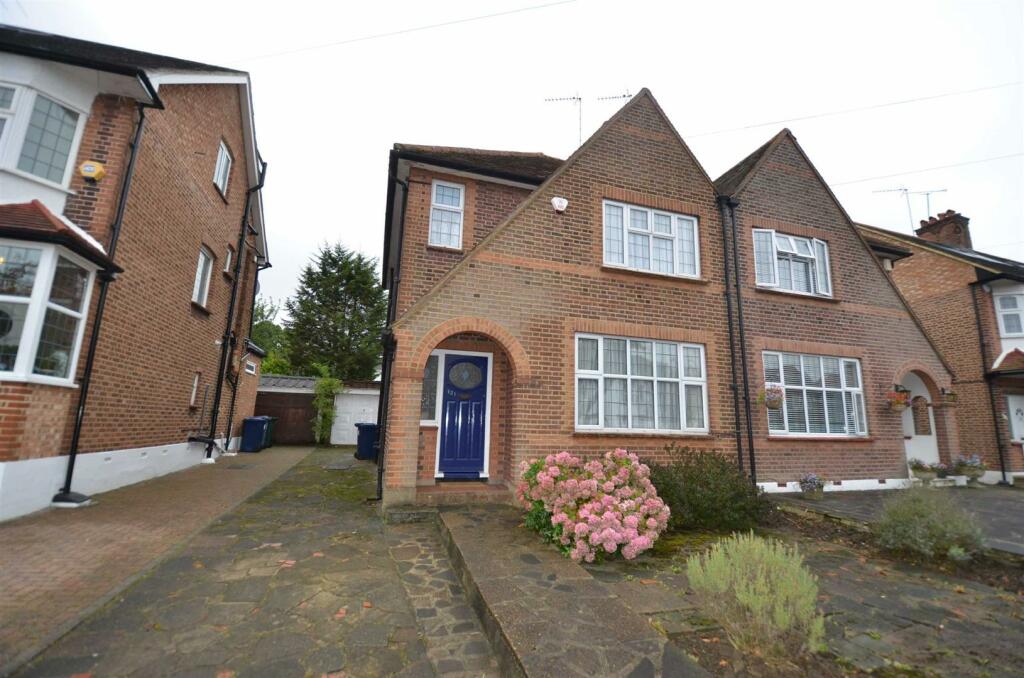 3 bed Detached House for rent in Friern Barnet. From Real Estates