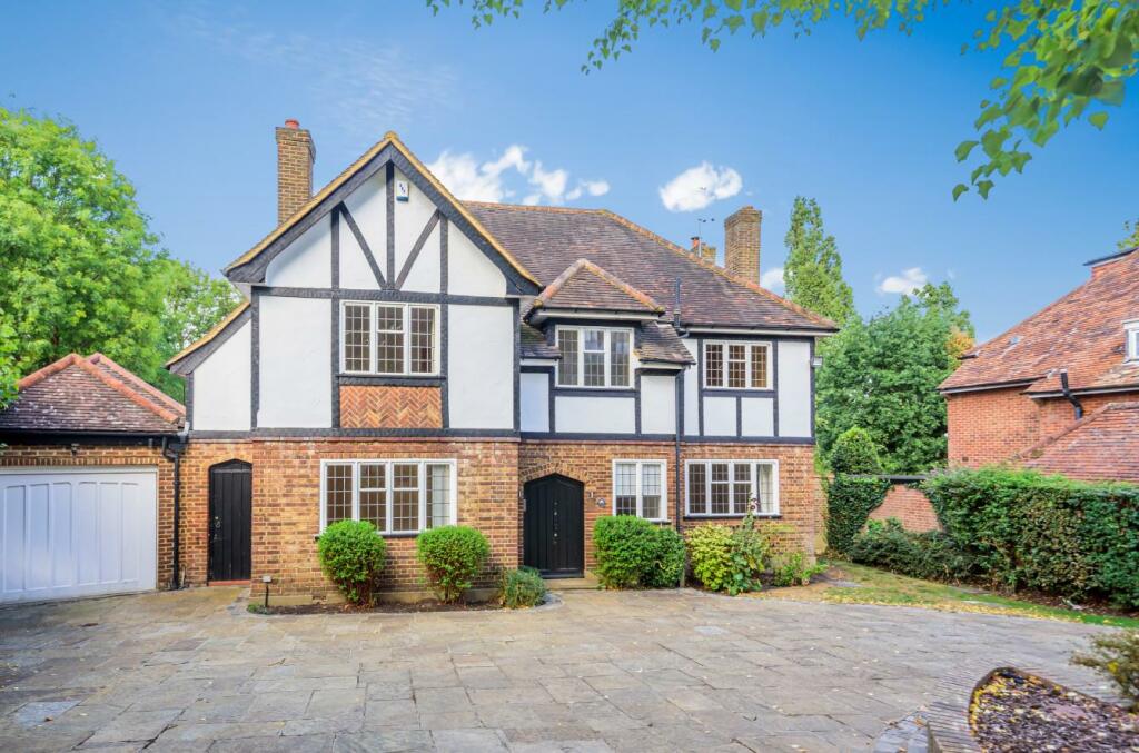 6 bed Detached House for rent in Barnet. From Real Estates