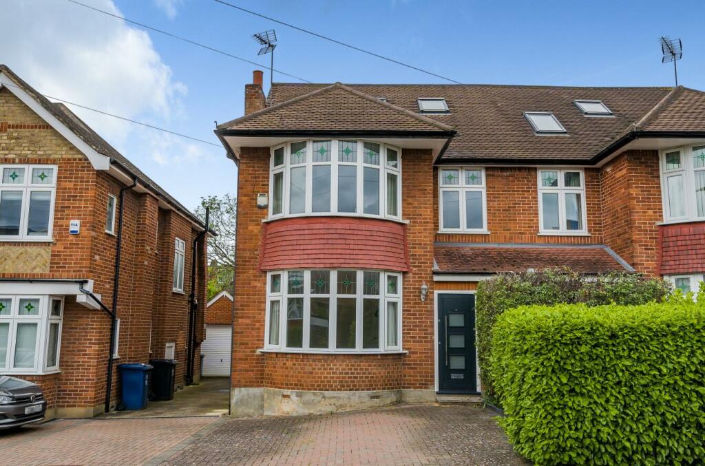 4 bed Semi-Detached House for rent in Barnet. From Real Estates